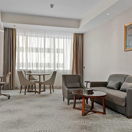 Holiday Suites Al Azizia Mecca Exterior photo A room at the hotel
