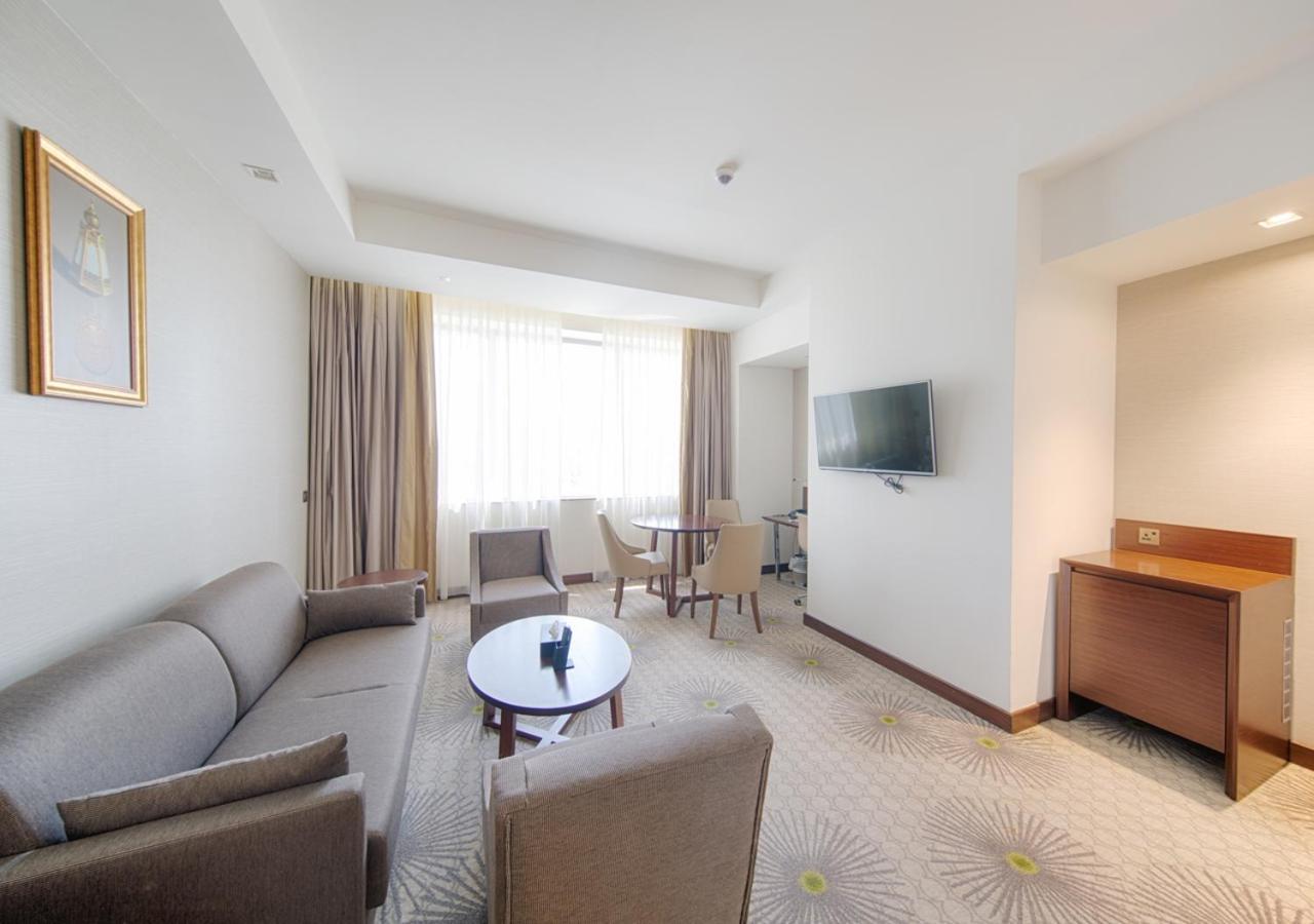Holiday Suites Al Azizia Mecca Exterior photo A room at the hotel