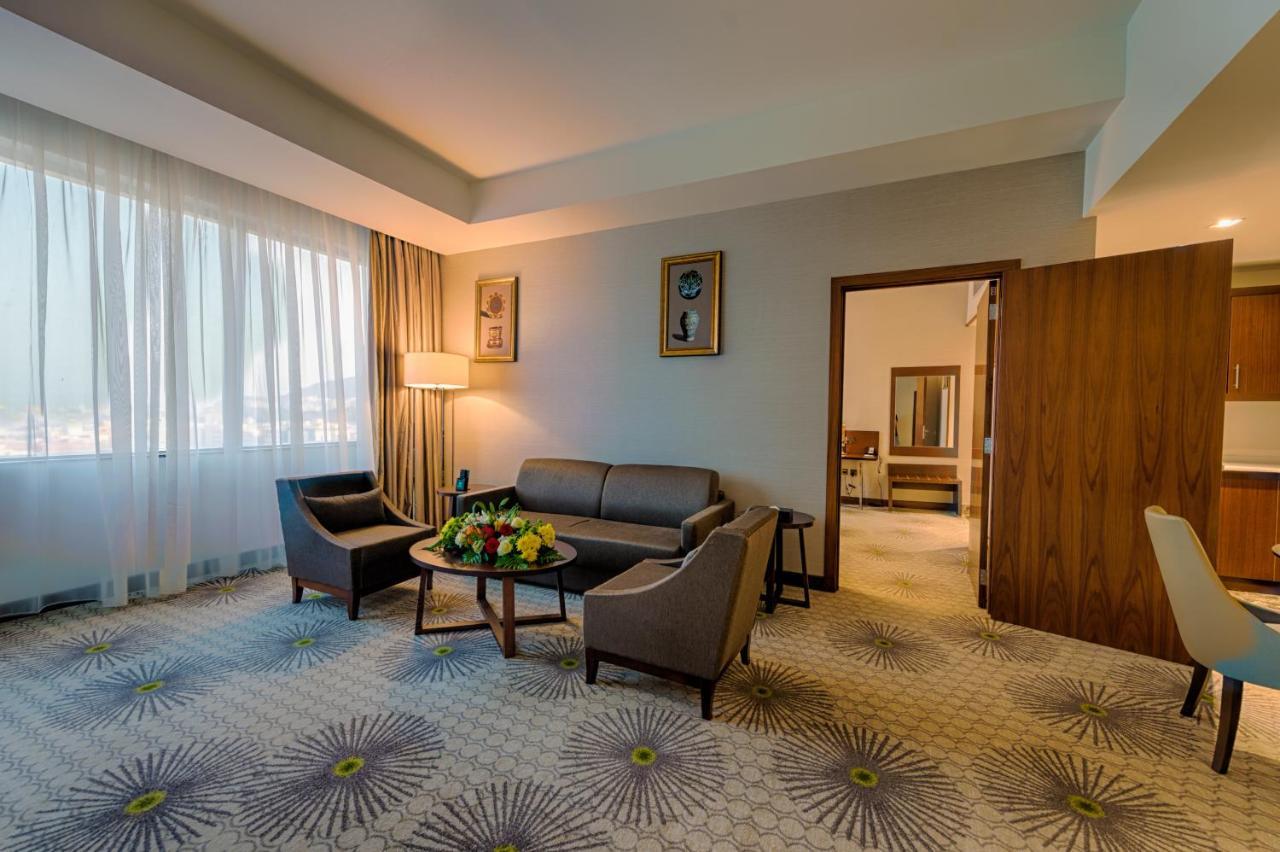 Holiday Suites Al Azizia Mecca Exterior photo A room at the hotel