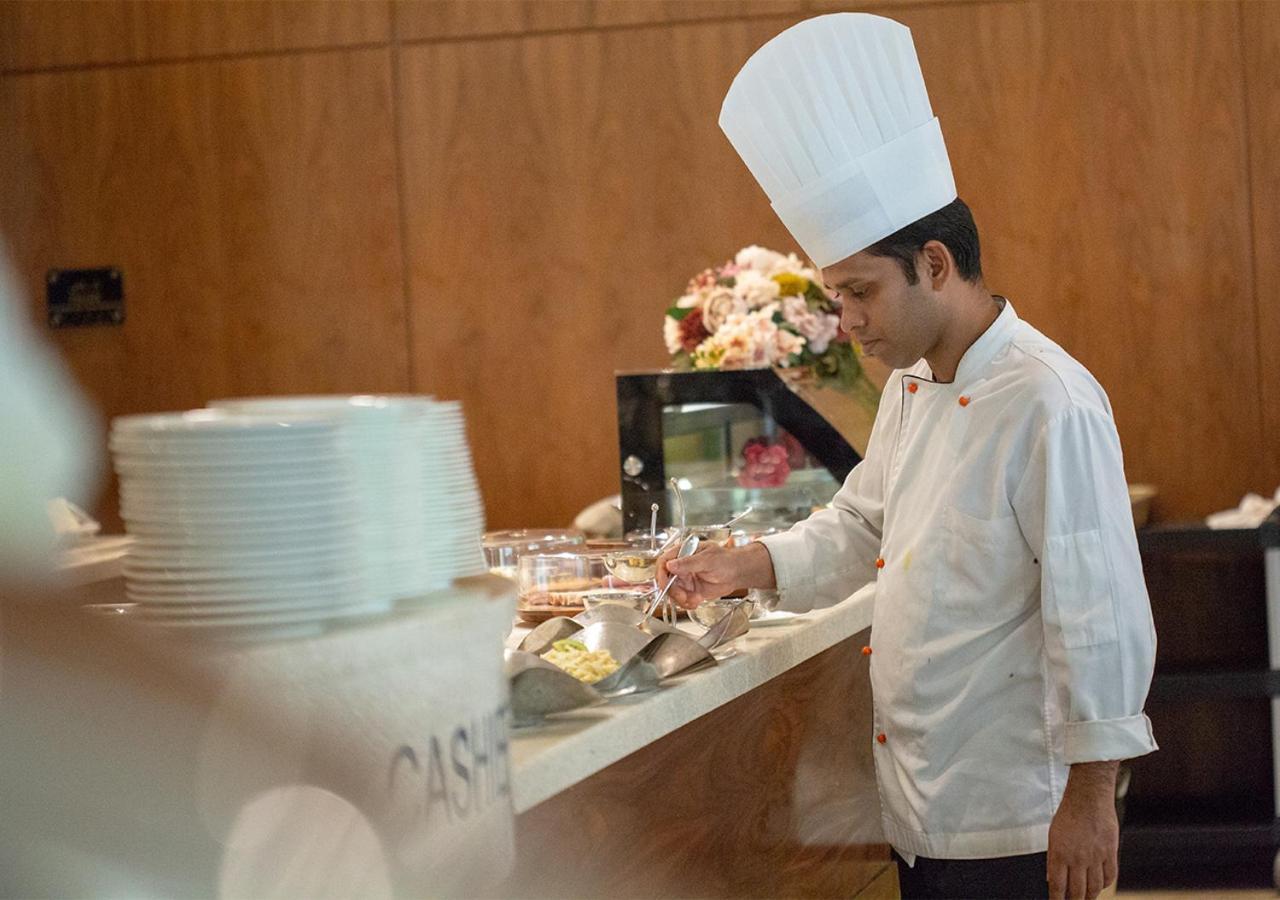 Holiday Suites Al Azizia Mecca Exterior photo A chef preparing food at a buffet