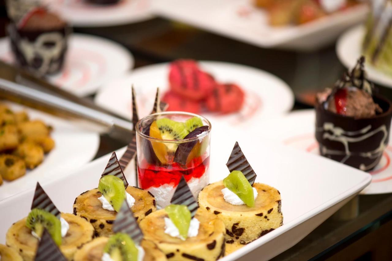 Holiday Suites Al Azizia Mecca Exterior photo A buffet at a luxury hotel
