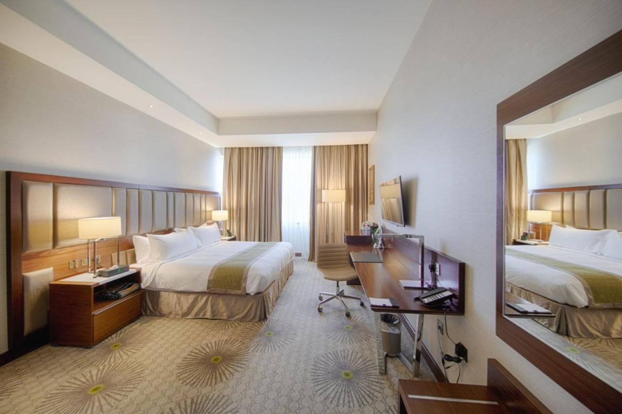 Holiday Suites Al Azizia Mecca Exterior photo A room at the hotel