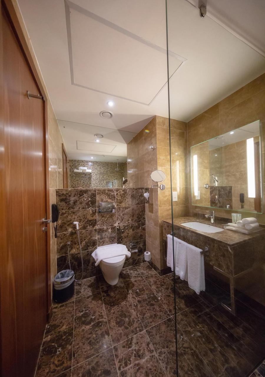 Holiday Suites Al Azizia Mecca Exterior photo A bathroom at the hotel